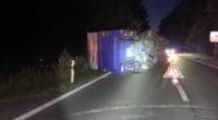 Gekippter Anhänger von Zugfahrzeug blockiert Fahrspur in Brunegg