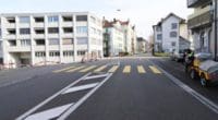 St.Gallen - Bei Unfall in Verkehrsteiler geprallt
