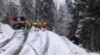 Verkehrsunfall Nassen SG - Auto fährt Hang hinunter und wird mit Kran geborgen