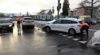 Neuhaus SG: Unfall zwischen zwei Autos